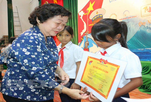 平定省少数民族和贫困渔民子女获得“亲爱的黄沙和长沙” 励志助学金 ảnh 1