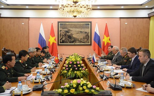 越南国防部长吴春历会见俄罗斯国防部高级代表团 ảnh 2