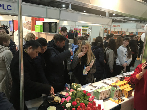 2017年乌克兰国际食品展:越南展位吸引众多参观者驻足观看 ảnh 2 2017年乌克兰国际食品展:越南展位吸引众多参观者驻足观看 ảnh 2