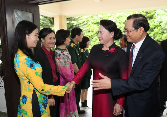 越南国会主席阮氏金银造访驻新加坡大使馆：为越新合作关系开辟新前景 ảnh 1