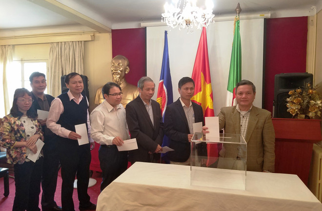 旅居阿尔及利亚越南人捐款帮助国内受灾民众渡过难关 ảnh 1 旅居阿尔及利亚越南人捐款帮助国内受灾民众渡过难关 ảnh 1