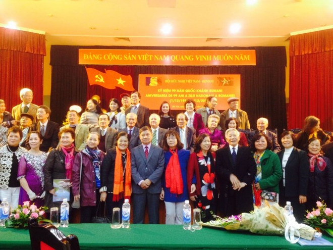 罗马尼亚国庆99周年友好见面会在河内举行 ảnh 1