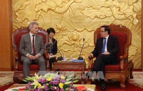 越共中央对外部部长黄平君会见奥地利工会联合会代表团 ảnh 1