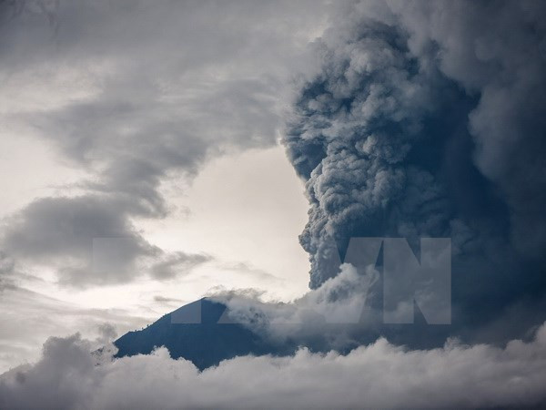 印尼阿贡火山喷发：越南驻印尼大使馆继续向被滞留越南人提供援助 ảnh 1