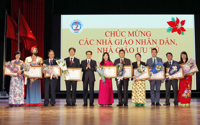 政府副总理武德儋出席国民经济大学的11.20越南教师节35周年纪念典礼 ảnh 3