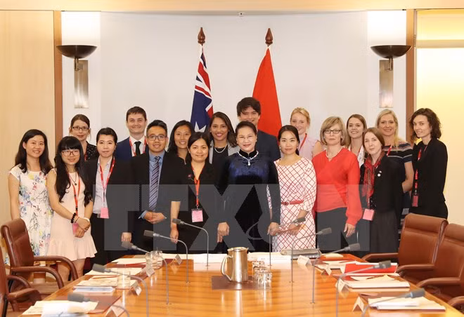 国会主席阮氏金银会见在越南学习的澳大利亚大学生 ảnh 1 国会主席阮氏金银会见在越南学习的澳大利亚大学生 ảnh 1