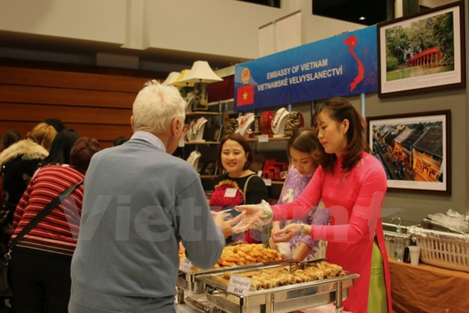2017年布拉格圣诞慈善义卖活动:越南展位吸引了众多现场参观者的浓厚兴趣 ảnh 1 2017年布拉格圣诞慈善义卖活动:越南展位吸引了众多现场参观者的浓厚兴趣 ảnh 1