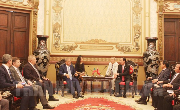 胡志明市领导会见鞑靼斯坦总统鲁斯塔姆 ảnh 1 胡志明市领导会见鞑靼斯坦总统鲁斯塔姆 ảnh 1