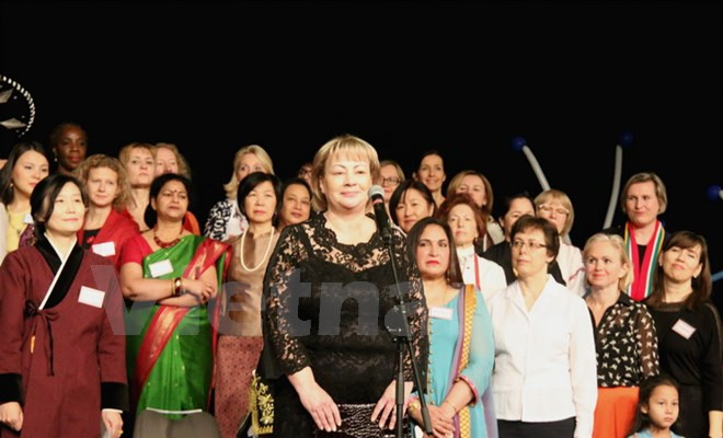 2017年布拉格圣诞慈善义卖活动:越南展位吸引了众多现场参观者的浓厚兴趣 ảnh 2 2017年布拉格圣诞慈善义卖活动:越南展位吸引了众多现场参观者的浓厚兴趣 ảnh 2