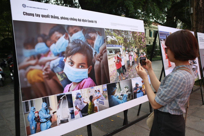 “疫情下的生活瞬间”摄影展在河内举行 ảnh 1 “疫情下的生活瞬间”摄影展在河内举行 ảnh 1