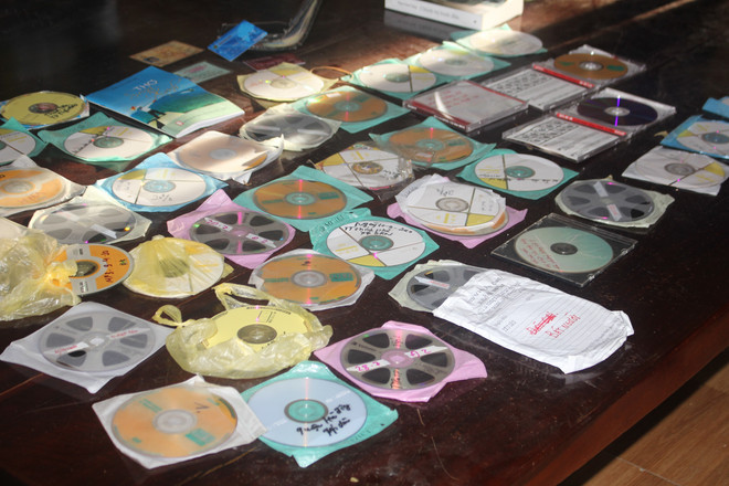 和平省两人涉嫌散发攻击越南社会主义制度的宣传品被拘留 ảnh 2