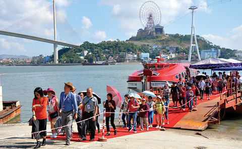 开展旅游刺激政策 广宁省接待游客量超过120万人次 ảnh 1 开展旅游刺激政策 广宁省接待游客量超过120万人次 ảnh 1