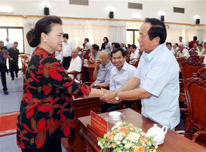 国会主席阮氏金银接待芹苴市选民 ảnh 1 国会主席阮氏金银接待芹苴市选民 ảnh 1
