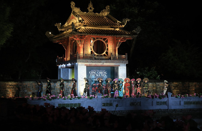 “奥戴—越南文化遗产”时装秀精彩亮相 ảnh 2