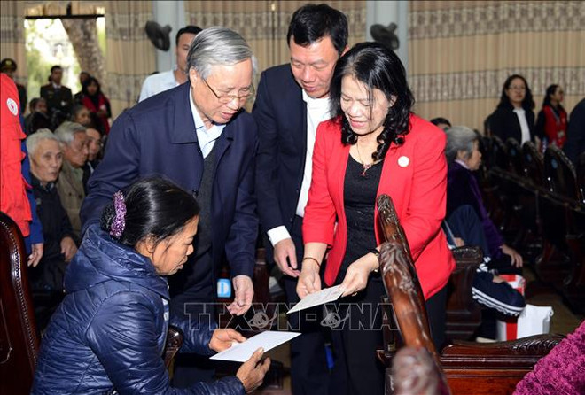 陈国旺向南定省贫困家庭和橙剂受害者送上春节慰问品 ảnh 2