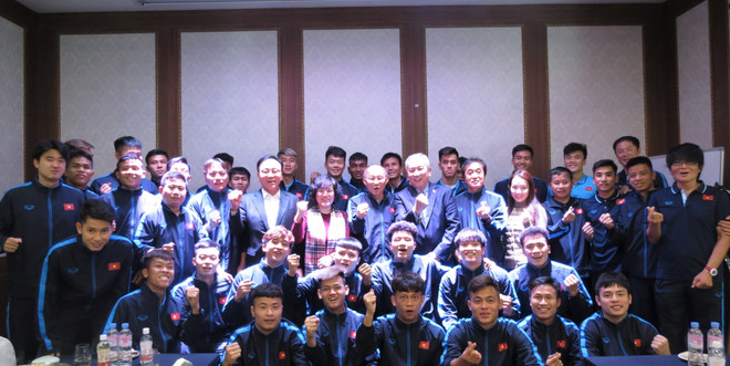 越南驻韩国大使走访慰问在韩国参加集训的越南国家男子足球队 ảnh 1