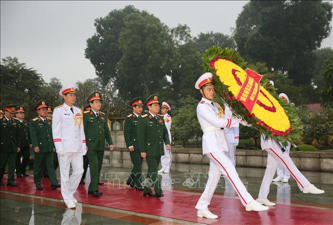 越共中央军委、国防部代表团入陵瞻仰胡志明主席遗容 ảnh 1 越共中央军委、国防部代表团入陵瞻仰胡志明主席遗容 ảnh 1