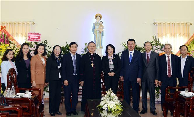 国家副主席邓氏玉盛向南定省裴珠教区致以圣诞祝福 ảnh 1 国家副主席邓氏玉盛向南定省裴珠教区致以圣诞祝福 ảnh 1