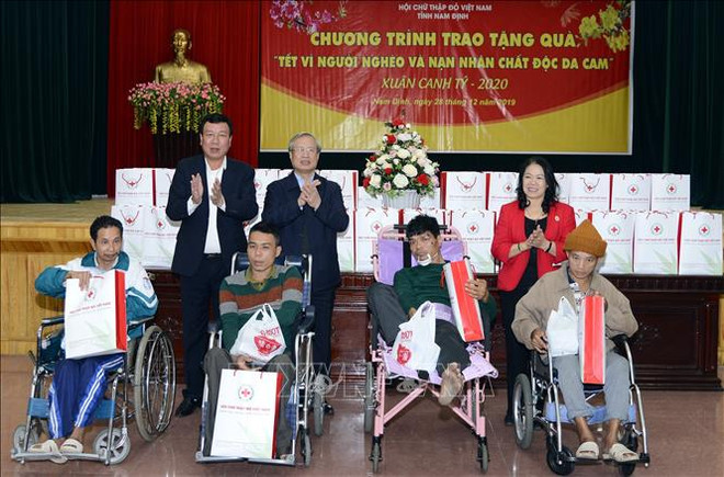 陈国旺向南定省贫困家庭和橙剂受害者送上春节慰问品 ảnh 1