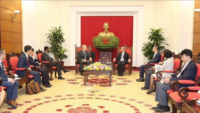 越共中央经济部部长阮文平会见俄罗斯天然气工业股份公司副总裁和哈佛大学教授代表团 ảnh 2 越共中央经济部部长阮文平会见俄罗斯天然气工业股份公司副总裁和哈佛大学教授代表团 ảnh 2