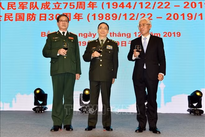 越南人民军建军75周年和全民国防日30周年纪念典礼在中国举行 ảnh 1 越南人民军建军75周年和全民国防日30周年纪念典礼在中国举行 ảnh 1