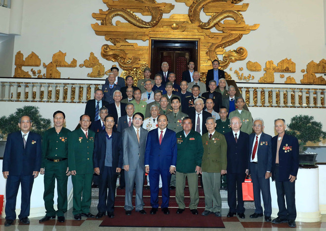 阮春福总理会见海防市被敌人囚禁的老革命战士 ảnh 1 阮春福总理会见海防市被敌人囚禁的老革命战士 ảnh 1