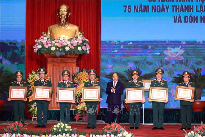 全民国防日30周年和越南人民军建军75周年纪念典礼暨一级军功勋章授勋仪式隆重举行 ảnh 1 全民国防日30周年和越南人民军建军75周年纪念典礼暨一级军功勋章授勋仪式隆重举行 ảnh 1