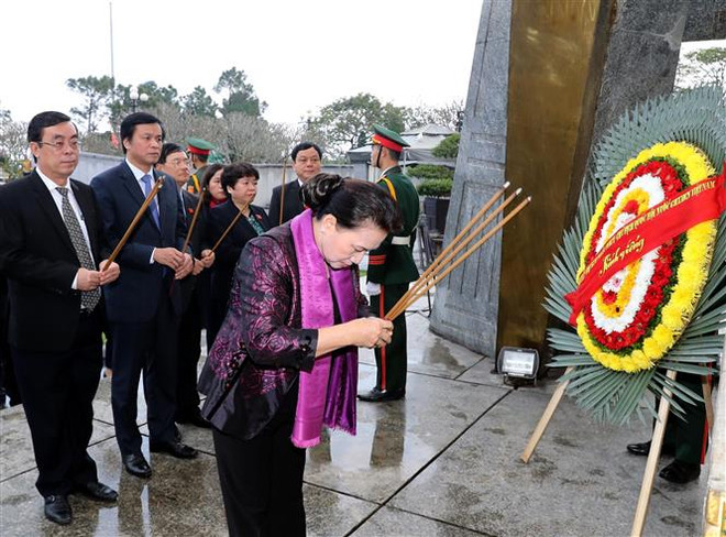 阮氏金银出席越南北中部各省人民议会常委会第7次会议 ảnh 3 阮氏金银出席越南北中部各省人民议会常委会第7次会议 ảnh 3