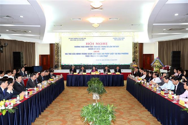 阮氏金银出席越南北中部各省人民议会常委会第7次会议 ảnh 1 阮氏金银出席越南北中部各省人民议会常委会第7次会议 ảnh 1