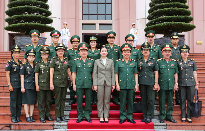 越南和柬埔寨两国加强军队女干部之间的合作 ảnh 2