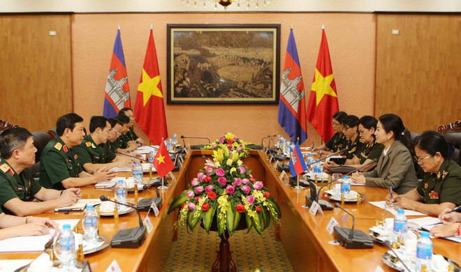 越南和柬埔寨两国加强军队女干部之间的合作 ảnh 1