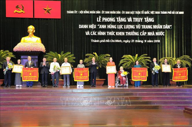 胡志明市多个集体和个人荣获武装力量英雄称号 ảnh 1