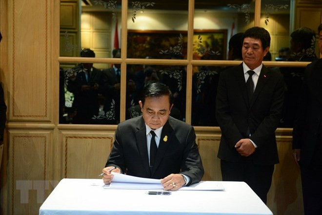 泰国总理与外长赴越南驻泰国大使馆吊唁陈大光 ảnh 1 泰国总理与外长赴越南驻泰国大使馆吊唁陈大光 ảnh 1