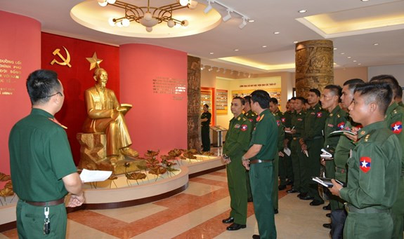 缅甸军队青年军官代表团访问军事技术学院 ảnh 1 缅甸军队青年军官代表团访问军事技术学院 ảnh 1