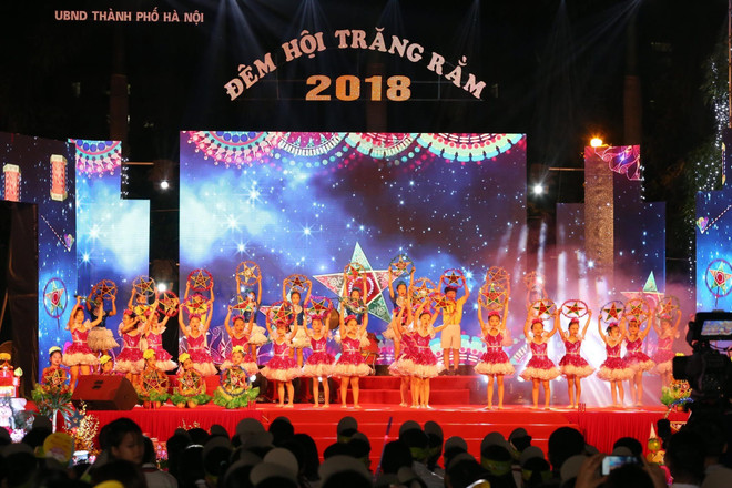 国会主席阮氏金银与河内少年儿童共度中秋佳节 ảnh 1 国会主席阮氏金银与河内少年儿童共度中秋佳节 ảnh 1