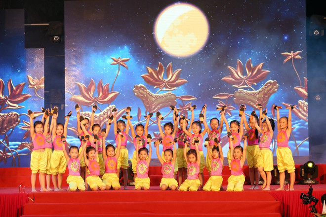 国会主席阮氏金银与河内少年儿童共度中秋佳节 ảnh 3 国会主席阮氏金银与河内少年儿童共度中秋佳节 ảnh 3