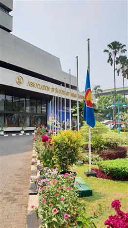  越南驻外大使馆为陈大光主席举行吊唁仪式 东盟秘书处下半旗致哀 ảnh 2