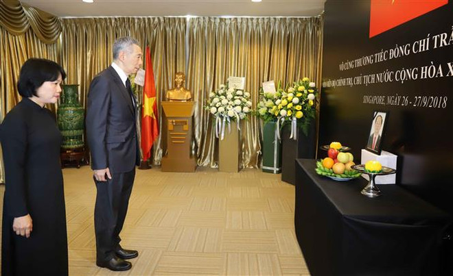 新加坡总理李显龙赴越南驻新加坡大使馆吊唁陈大光主席 ảnh 1 新加坡总理李显龙赴越南驻新加坡大使馆吊唁陈大光主席 ảnh 1