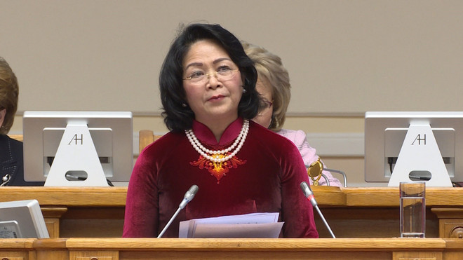 越南国家副主席邓氏玉盛出席第二届欧亚妇女论坛全体会议 ảnh 1 越南国家副主席邓氏玉盛出席第二届欧亚妇女论坛全体会议 ảnh 1