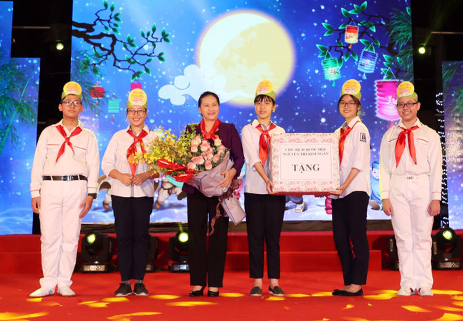 国会主席阮氏金银与河内少年儿童共度中秋佳节 ảnh 2 国会主席阮氏金银与河内少年儿童共度中秋佳节 ảnh 2