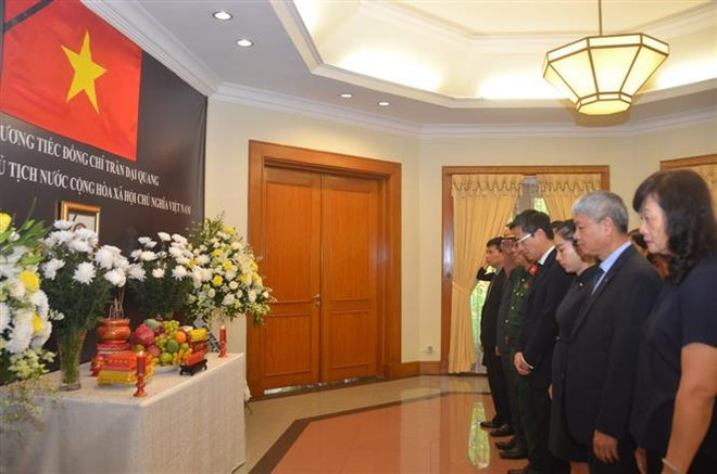  越南驻外大使馆为陈大光主席举行吊唁仪式 东盟秘书处下半旗致哀 ảnh 1