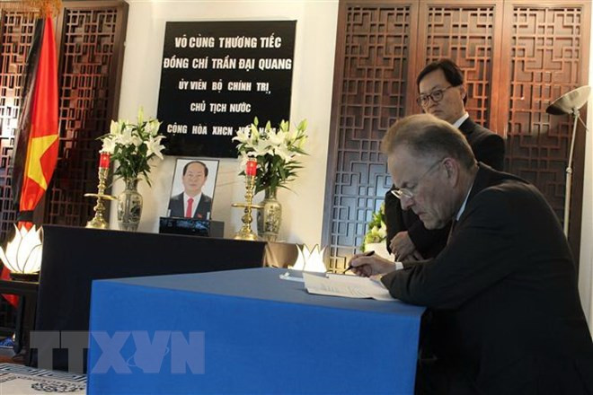 多国驻瑞士大使和国际组织代表前来吊唁陈大光同志 ảnh 2