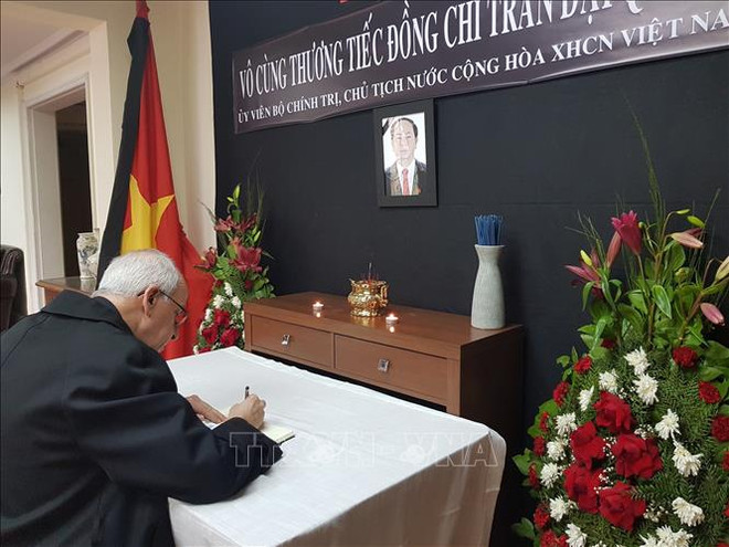 美国和智利朋友为越南国家主席陈大光致哀 ảnh 1 美国和智利朋友为越南国家主席陈大光致哀 ảnh 1