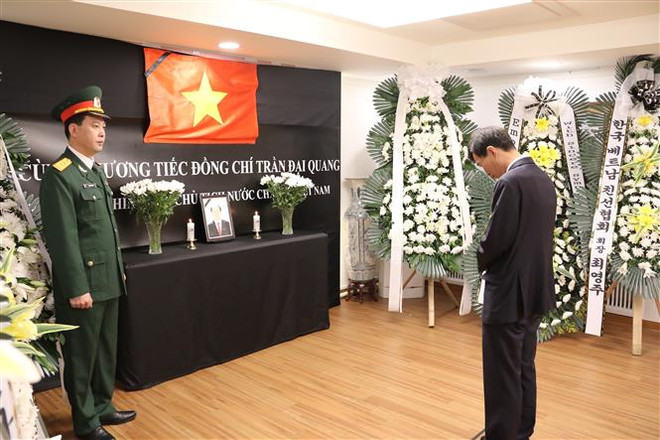 越南驻缅甸和韩国大使馆为陈大光主席举行吊唁仪式 ảnh 2 越南驻缅甸和韩国大使馆为陈大光主席举行吊唁仪式 ảnh 2