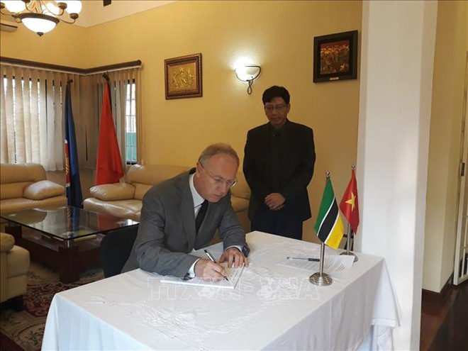 越南驻南非和莫桑比克大使馆为陈大光主席举行吊唁仪式 ảnh 3 越南驻南非和莫桑比克大使馆为陈大光主席举行吊唁仪式 ảnh 3