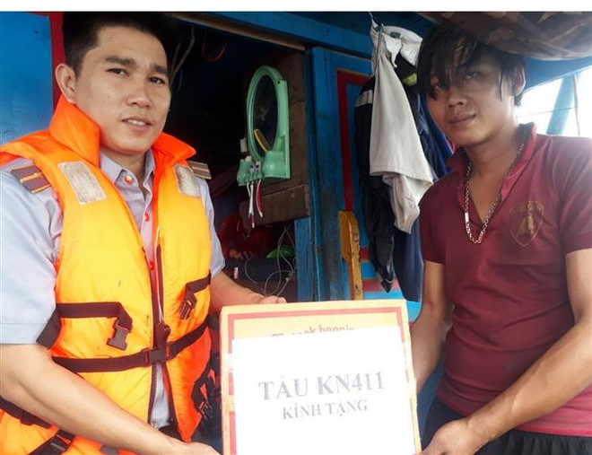 成功救助在平顺海域上遇险的渔船和渔民 ảnh 1