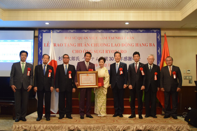 原越日关系特殊大使杉良太郎荣获越南三等劳动勋章 ảnh 2 原越日关系特殊大使杉良太郎荣获越南三等劳动勋章 ảnh 2