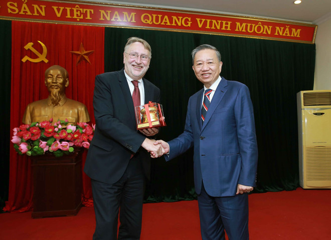 越南公安部部长苏林大将会见欧洲议会国际贸易委员会主席 ảnh 1 越南公安部部长苏林大将会见欧洲议会国际贸易委员会主席 ảnh 1