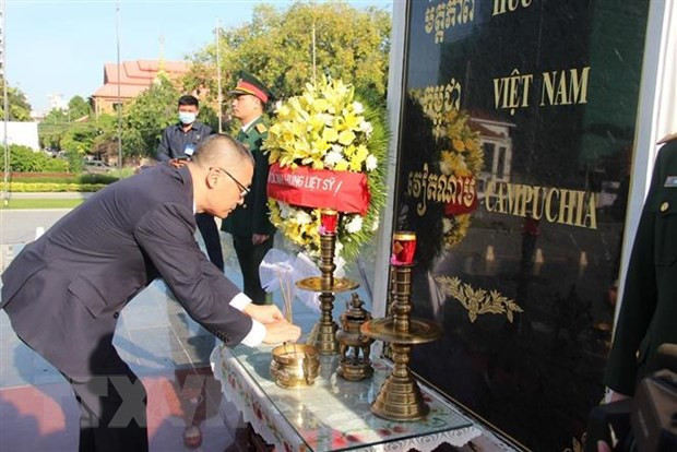 越南国庆75周年:越南驻柬埔寨大使馆代表团前往越柬友谊纪念碑敬献花圈 ảnh 2 越南国庆75周年:越南驻柬埔寨大使馆代表团前往越柬友谊纪念碑敬献花圈 ảnh 2