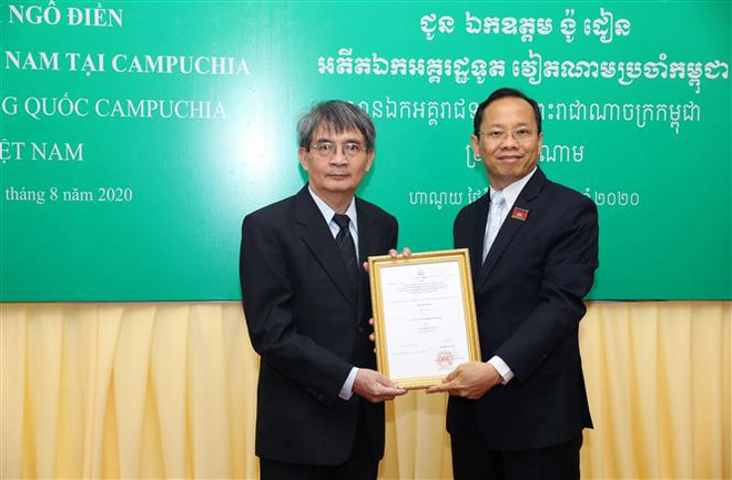 追授越南驻柬埔寨原大使吴田追授柬埔寨政府友谊勋章 ảnh 1